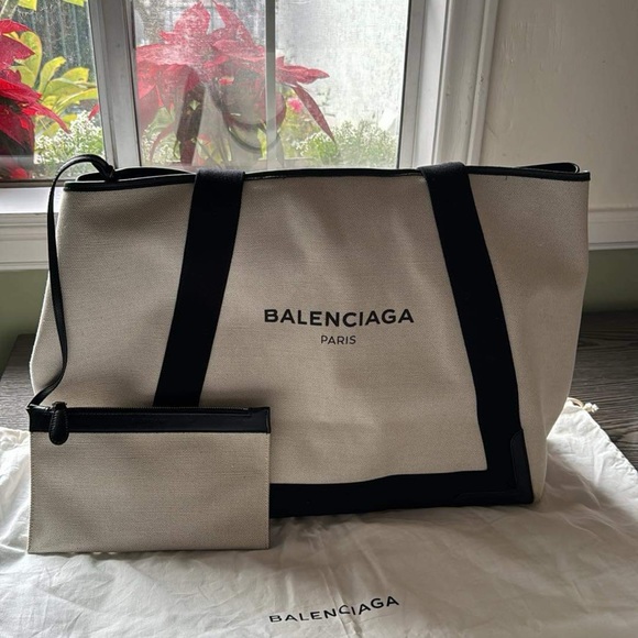 Balenciaga Handbags - EUC Balenciaga tote